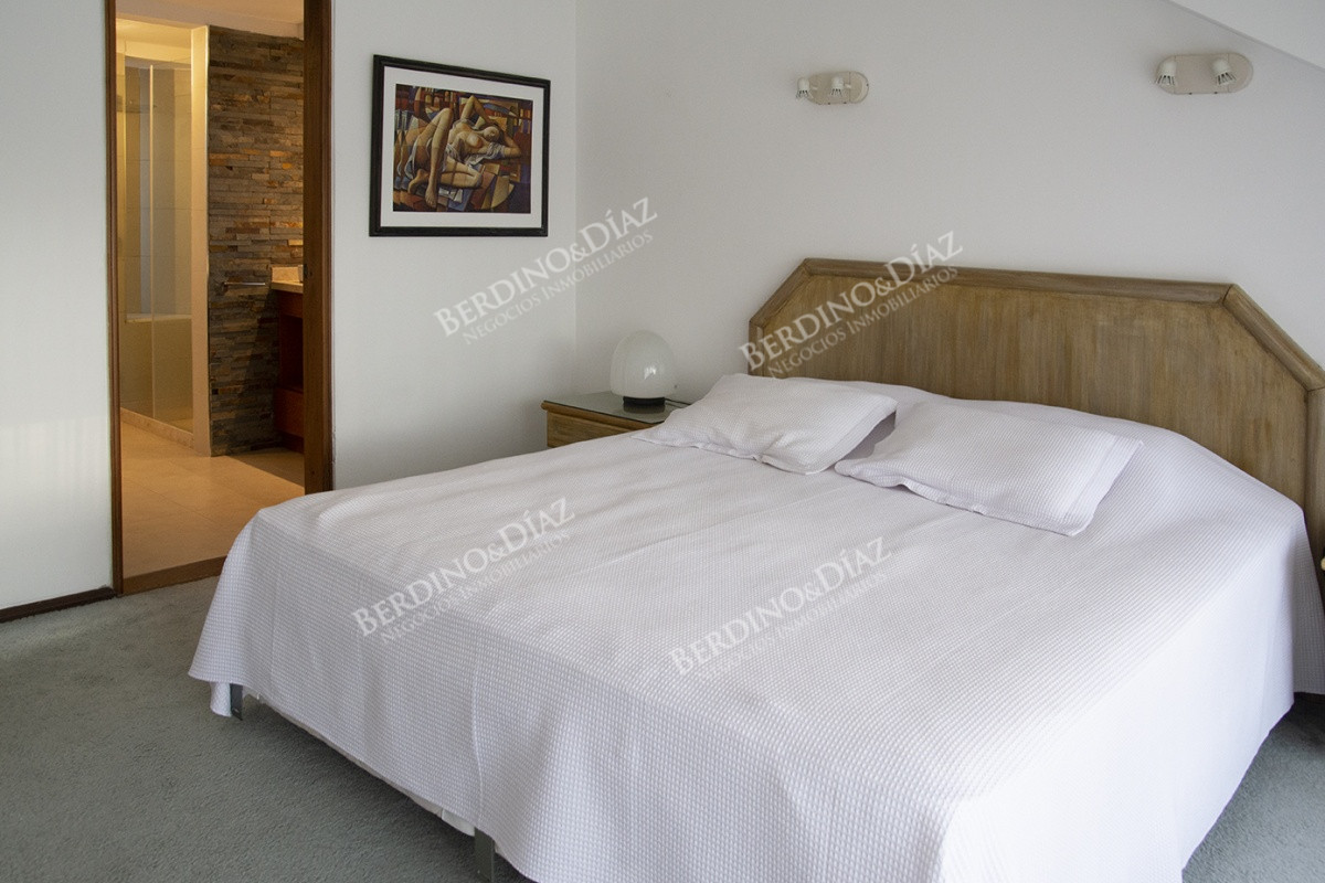 Casa ID.2679 - Casa a la venta en playa mansa Punta Del Este, gran tamaño ubicada en zona privilegiada.
