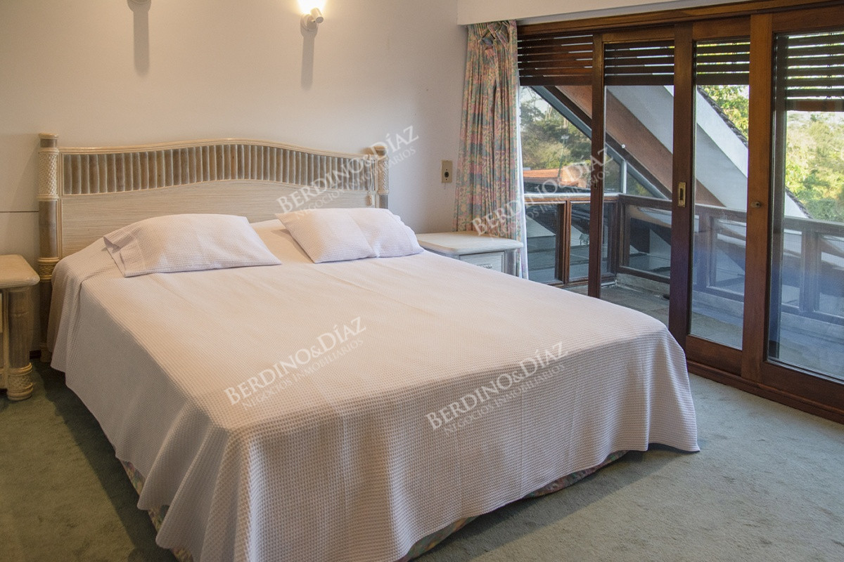 Casa ID.2679 - Casa a la venta en playa mansa Punta Del Este, gran tamaño ubicada en zona privilegiada.