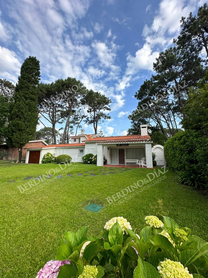 Casa ID.2430 - Chalet tradicional en venta 4 dormitorios en venta en Playa Mansa
