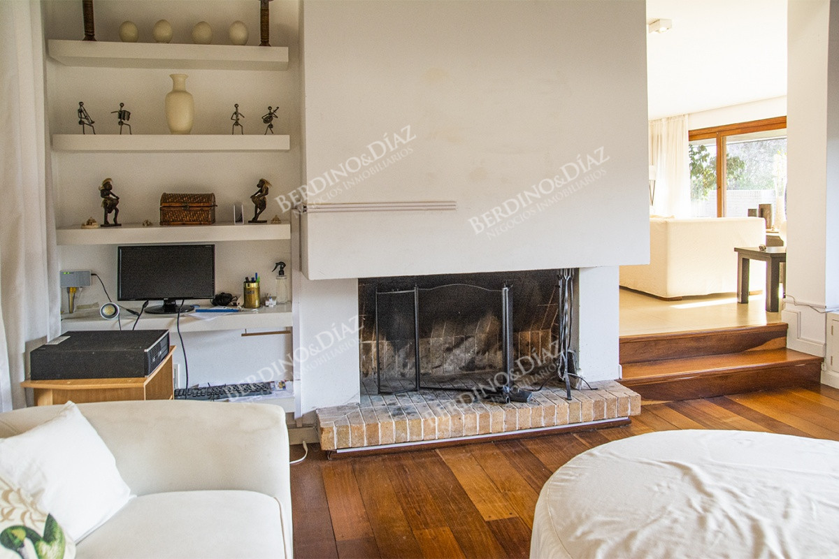 Casa ID.2679 - Casa a la venta en playa mansa Punta Del Este, gran tamaño ubicada en zona privilegiada.