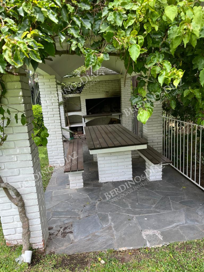 Casa ID.2430 - Chalet tradicional en venta 4 dormitorios en venta en Playa Mansa