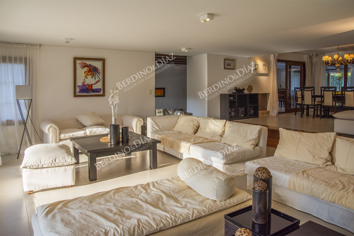 Casa ID.2679 - Casa a la venta en playa mansa Punta Del Este, gran tamaño ubicada en zona privilegiada.