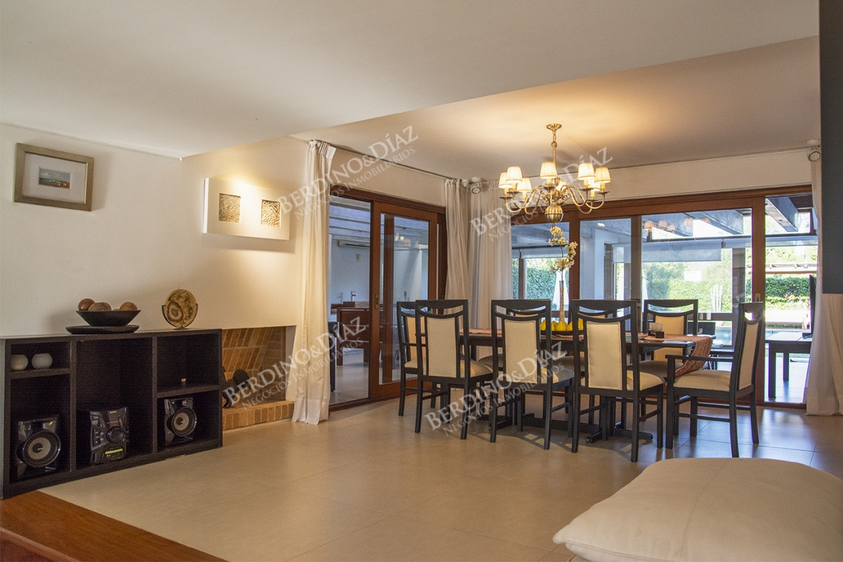 Casa ID.2679 - Casa a la venta en playa mansa Punta Del Este, gran tamaño ubicada en zona privilegiada.