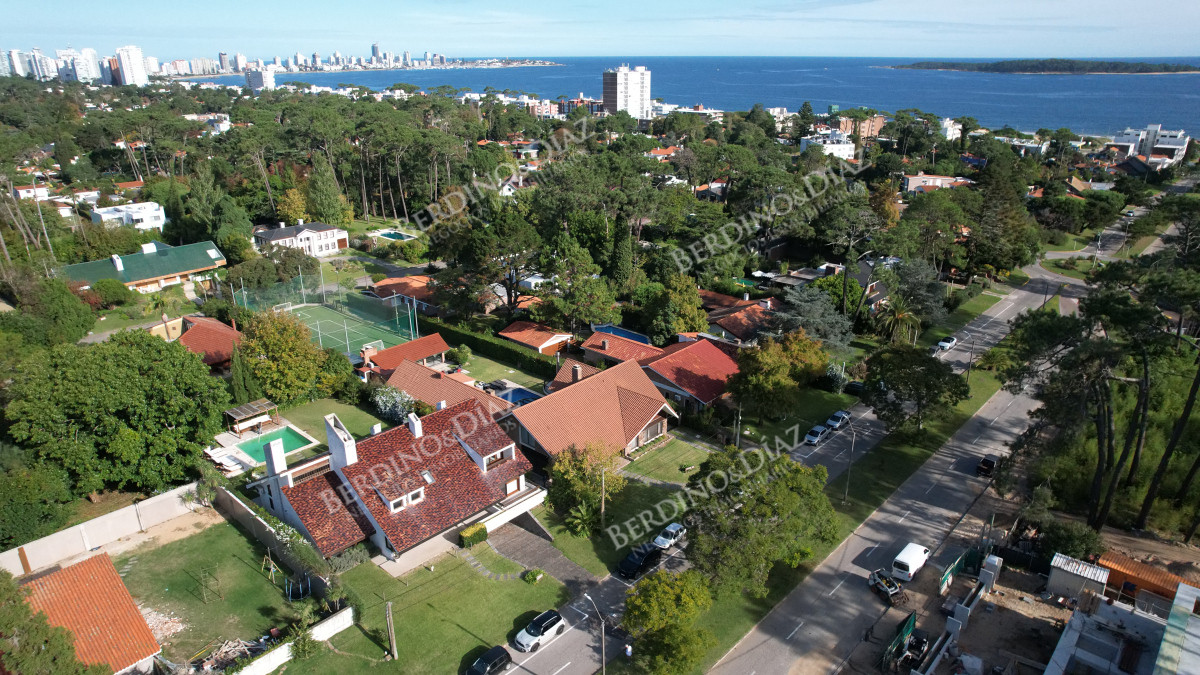 Casa ID.2679 - Casa a la venta en playa mansa Punta Del Este, gran tamaño ubicada en zona privilegiada.