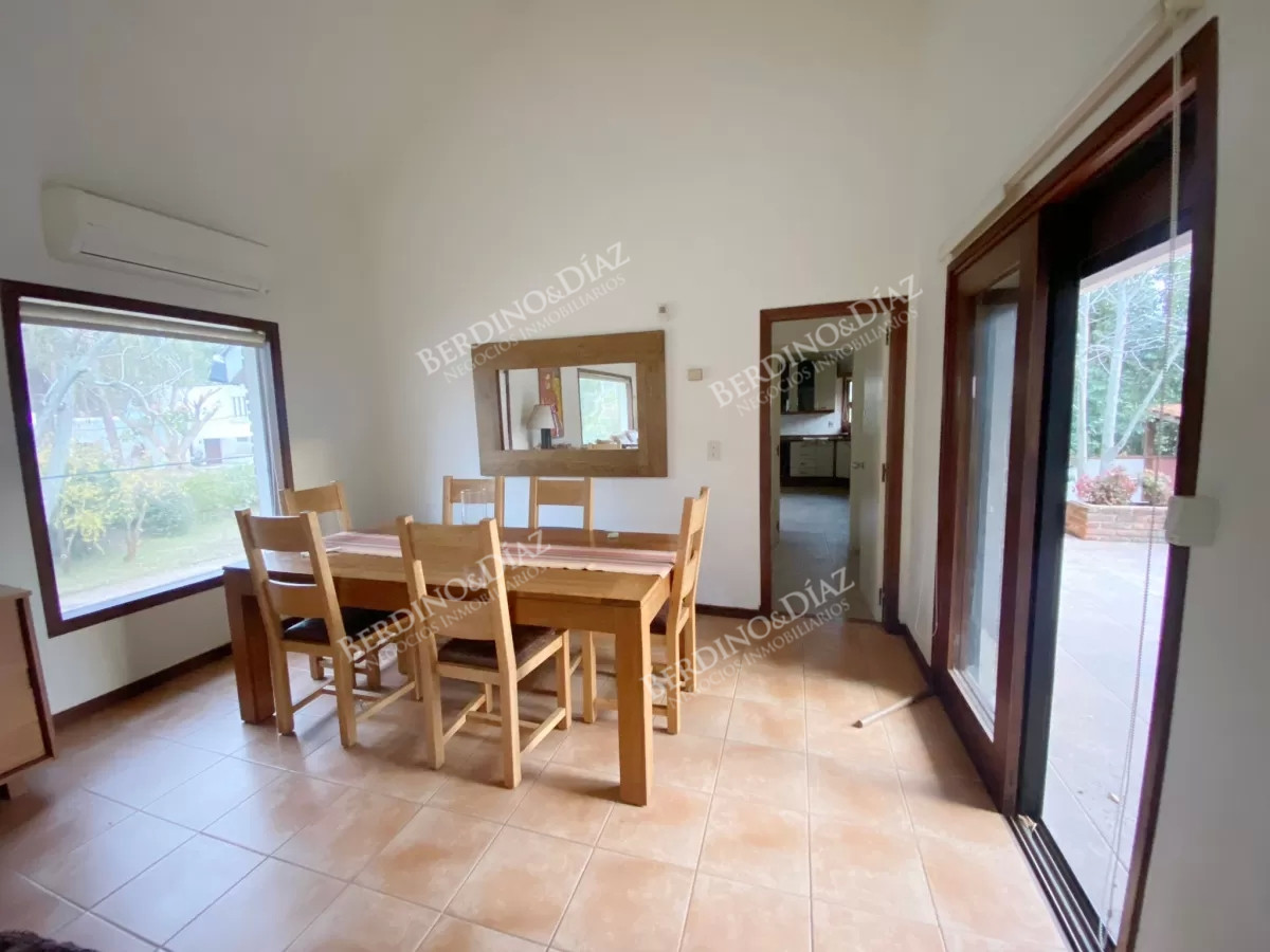 Casa ID.2252 - Casa de 4 dormitorios en venta en zona residencial, barrio Lugano.