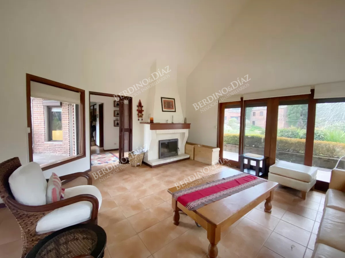 Casa ID.2252 - Casa de 4 dormitorios en venta en zona residencial, barrio Lugano.