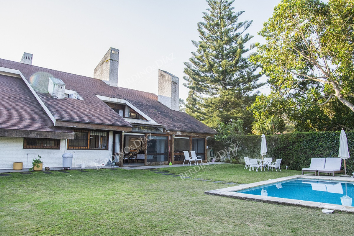 Casa ID.2679 - Casa a la venta en playa mansa Punta Del Este, gran tamaño ubicada en zona privilegiada.