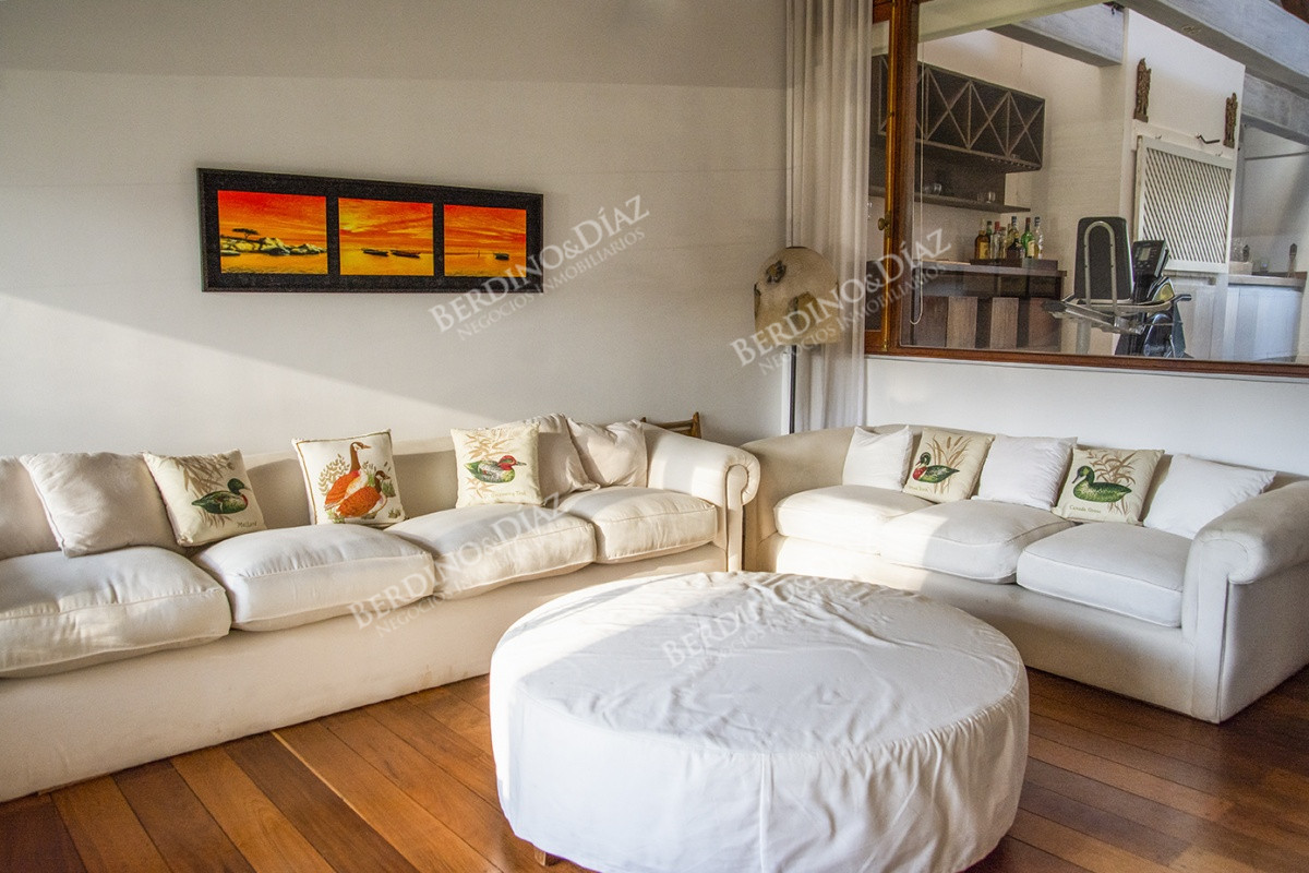 Casa ID.2679 - Casa a la venta en playa mansa Punta Del Este, gran tamaño ubicada en zona privilegiada.