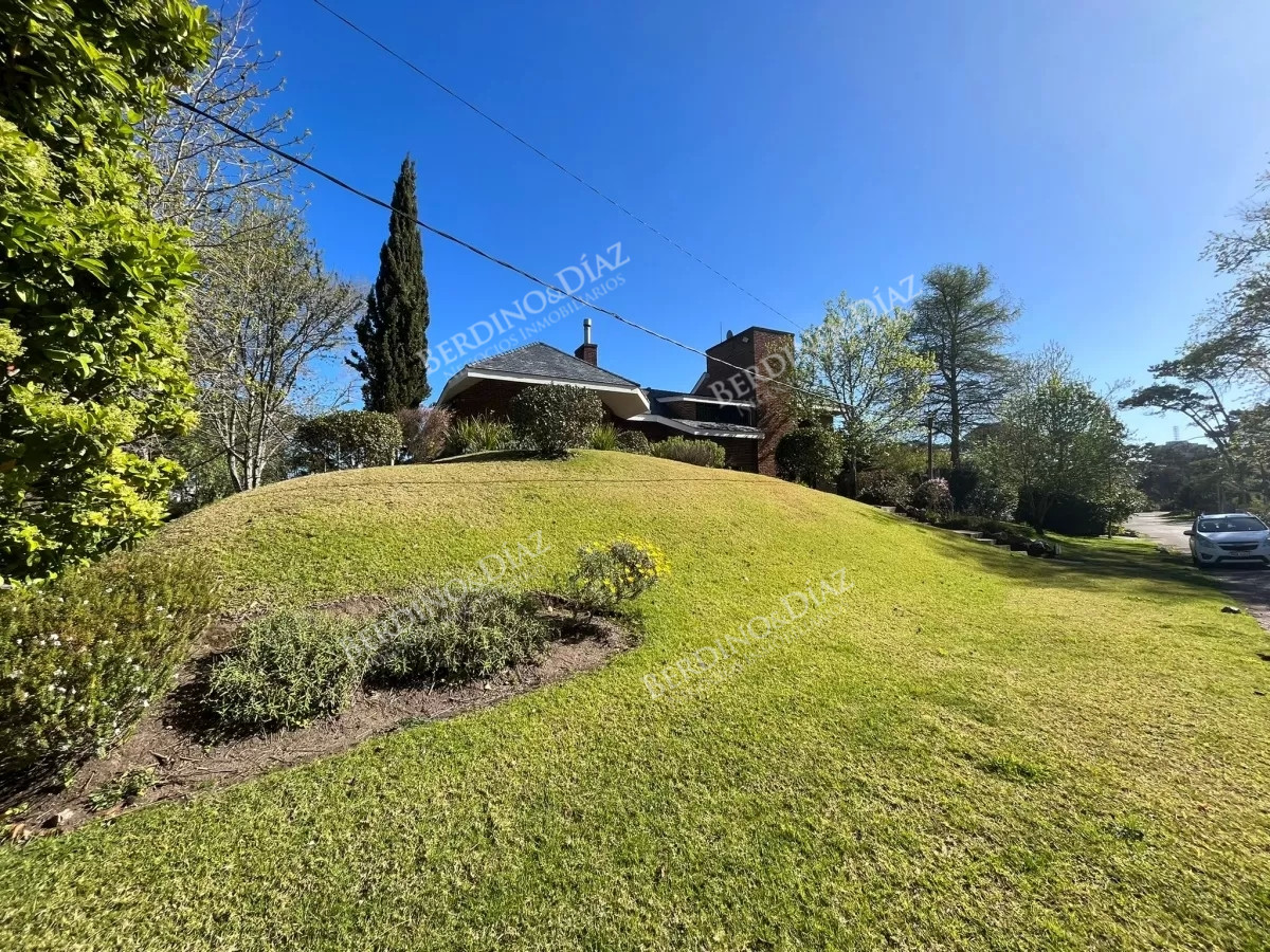 Casa ID.2252 - Casa de 4 dormitorios en venta en zona residencial, barrio Lugano.