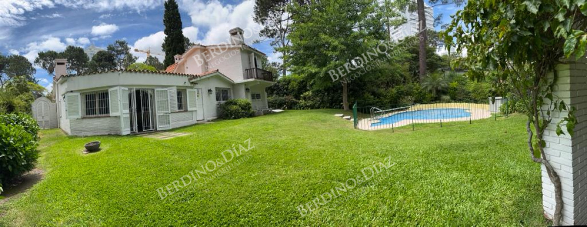 Casa ID.2430 - Chalet tradicional en venta 4 dormitorios en venta en Playa Mansa