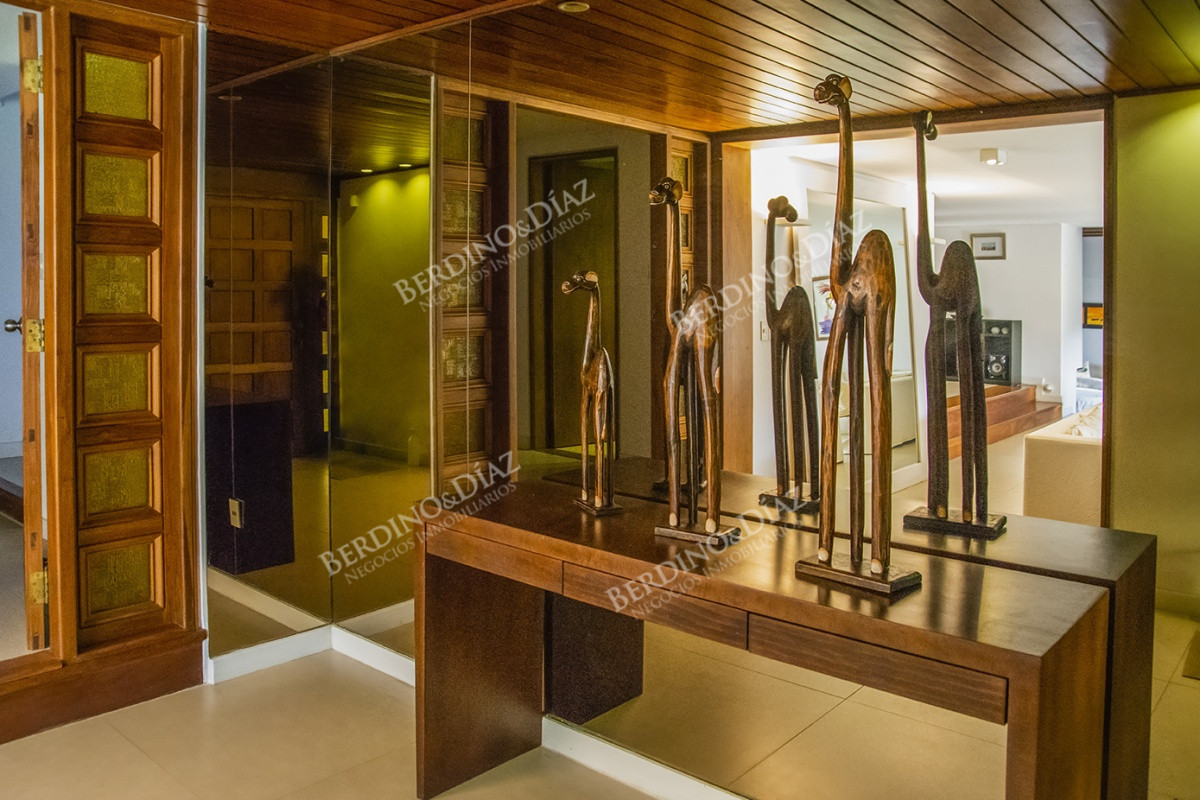 Casa ID.2679 - Casa a la venta en playa mansa Punta Del Este, gran tamaño ubicada en zona privilegiada.