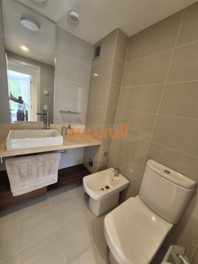 Apartamento ID.2671 - Apartamento en Venta de 2 dormitorios en Punta del Este Sobre Roosevelt