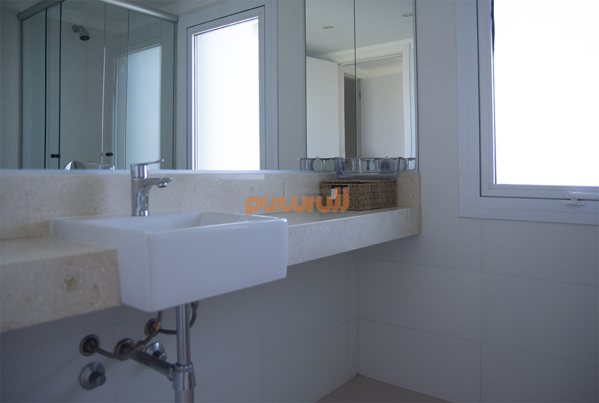 Apartamento ID.1478 - Se vende apartamento de 3 dormitorios en Edificio Horizonte, Playa Mansa, Punta del Este 