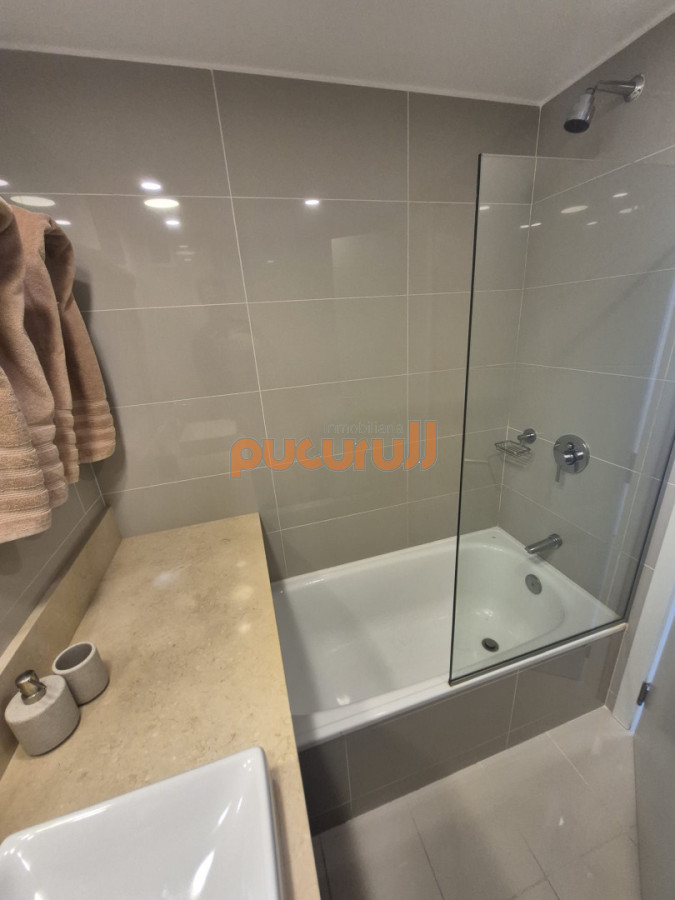 Apartamento ID.2671 - Apartamento en Venta de 2 dormitorios en Punta del Este Sobre Roosevelt