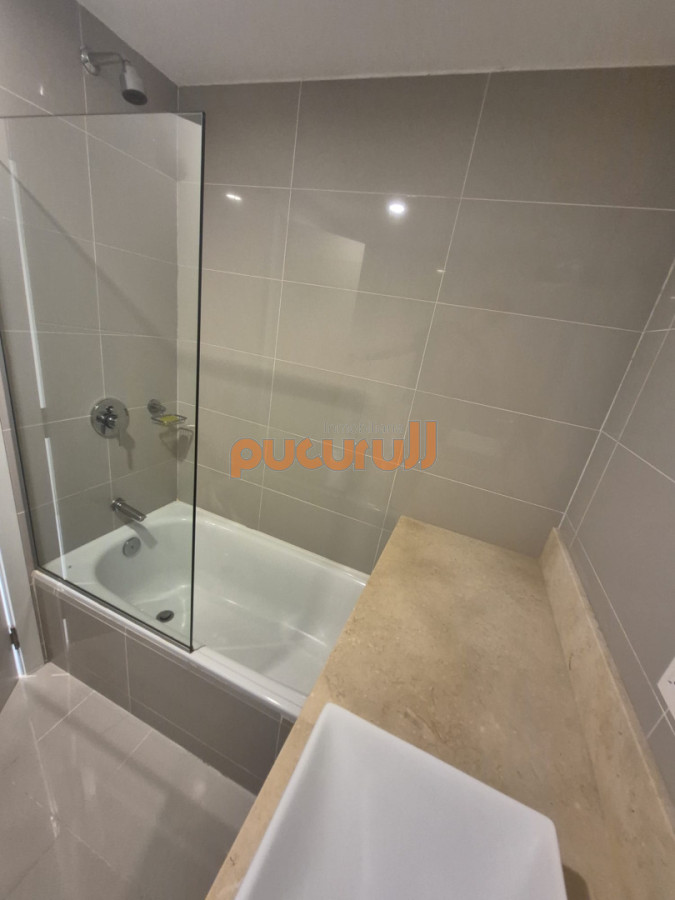 Apartamento ID.2671 - Apartamento en Venta de 2 dormitorios en Punta del Este Sobre Roosevelt
