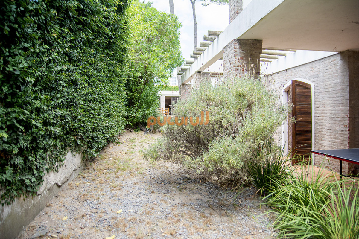 Casa ID.2603 - Excelente chalet de 5 dormitorios en venta a pasos de Playa Mansa Punta del Este