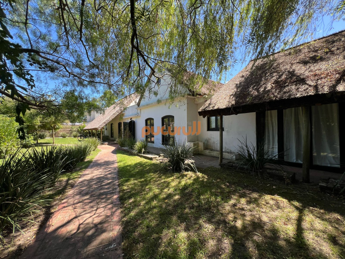 Casa ID.2893 - Amplia casa a la venta en Punta del Este de 6 dormitorios en el Tesoro a 200 mts de ruta 10