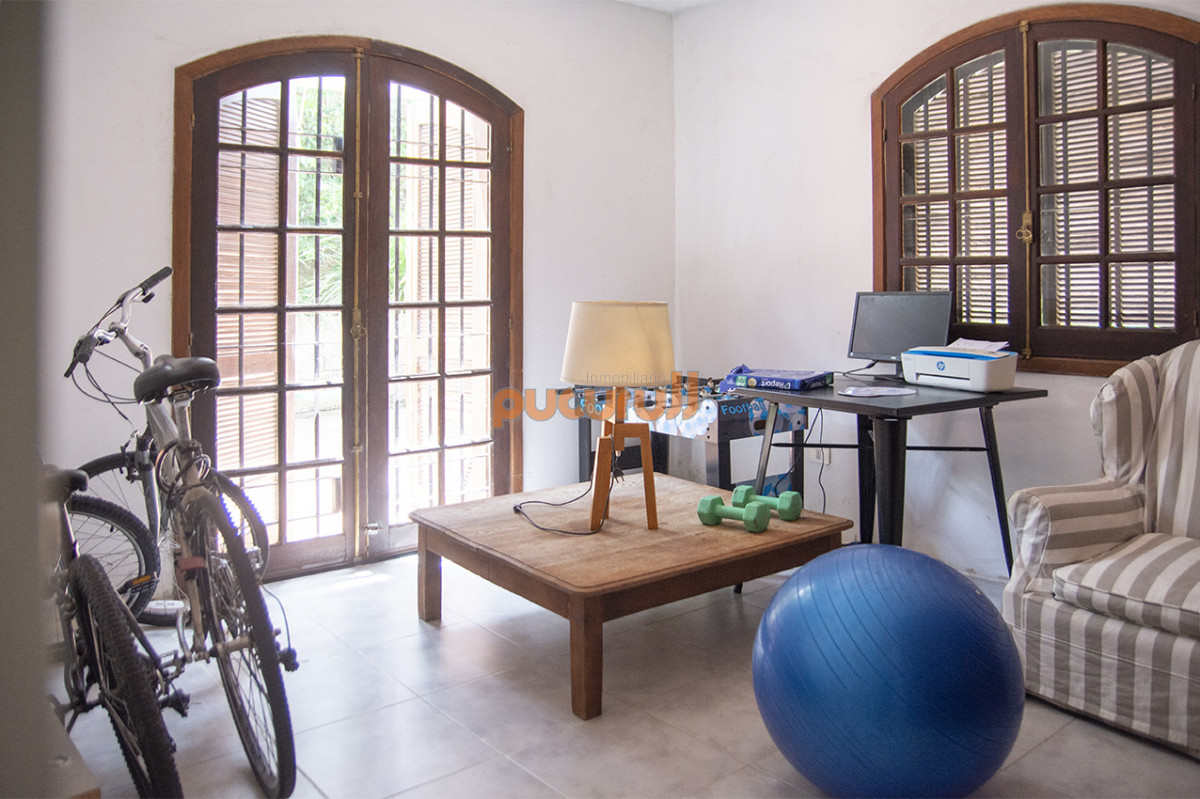 Casa ID.2603 - Excelente chalet de 5 dormitorios en venta a pasos de Playa Mansa Punta del Este