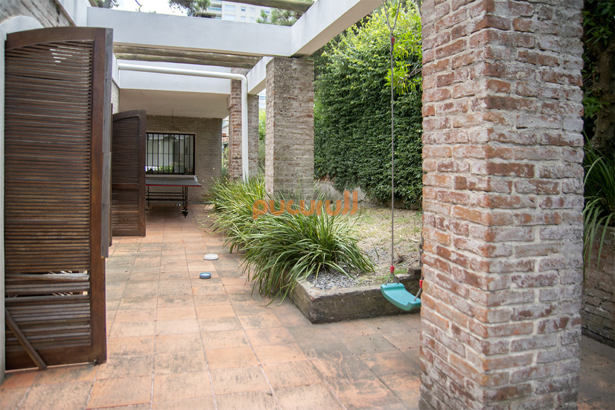 Casa ID.2603 - Excelente chalet de 5 dormitorios en venta a pasos de Playa Mansa Punta del Este