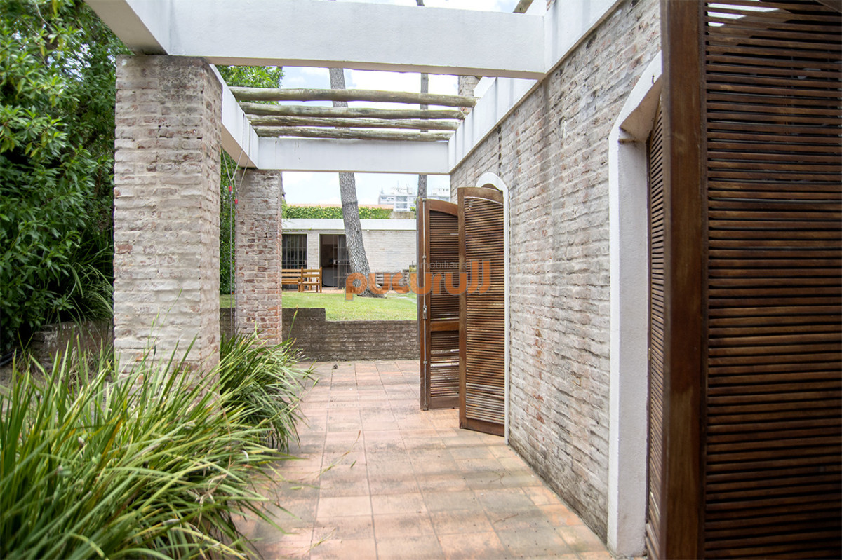 Casa ID.2603 - Excelente chalet de 5 dormitorios en venta a pasos de Playa Mansa Punta del Este