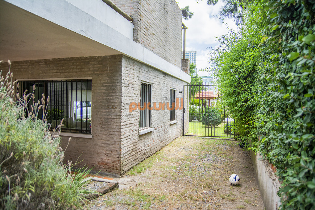 Casa ID.2603 - Excelente chalet de 5 dormitorios en venta a pasos de Playa Mansa Punta del Este