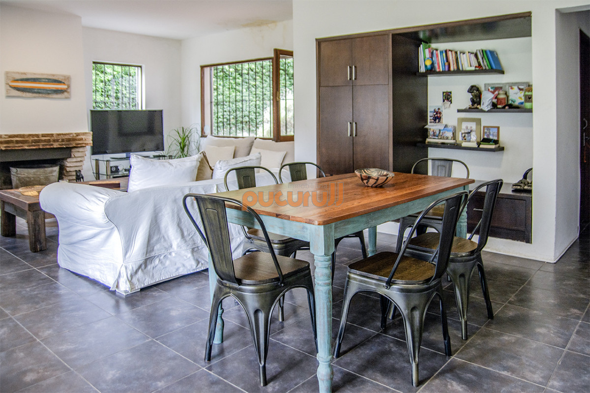 Casa ID.2603 - Excelente chalet de 5 dormitorios en venta a pasos de Playa Mansa Punta del Este