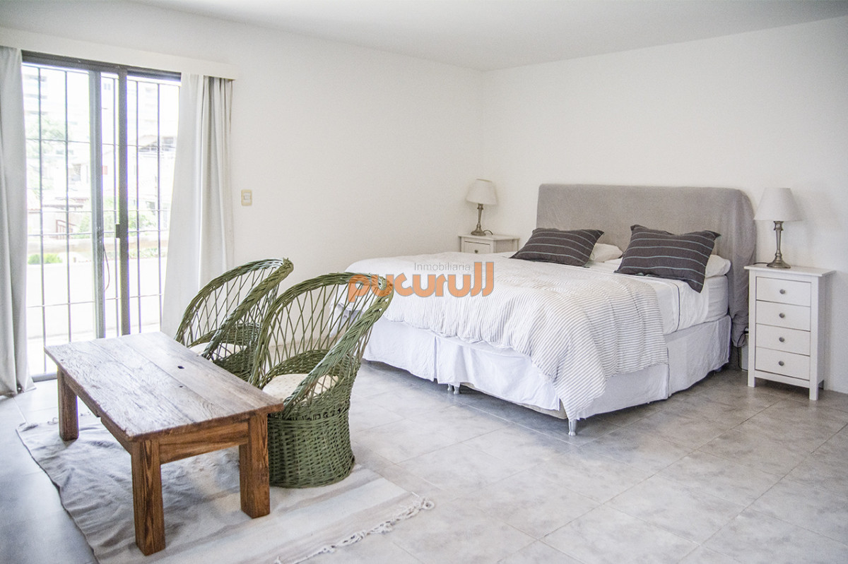 Casa ID.2603 - Excelente chalet de 5 dormitorios en venta a pasos de Playa Mansa Punta del Este