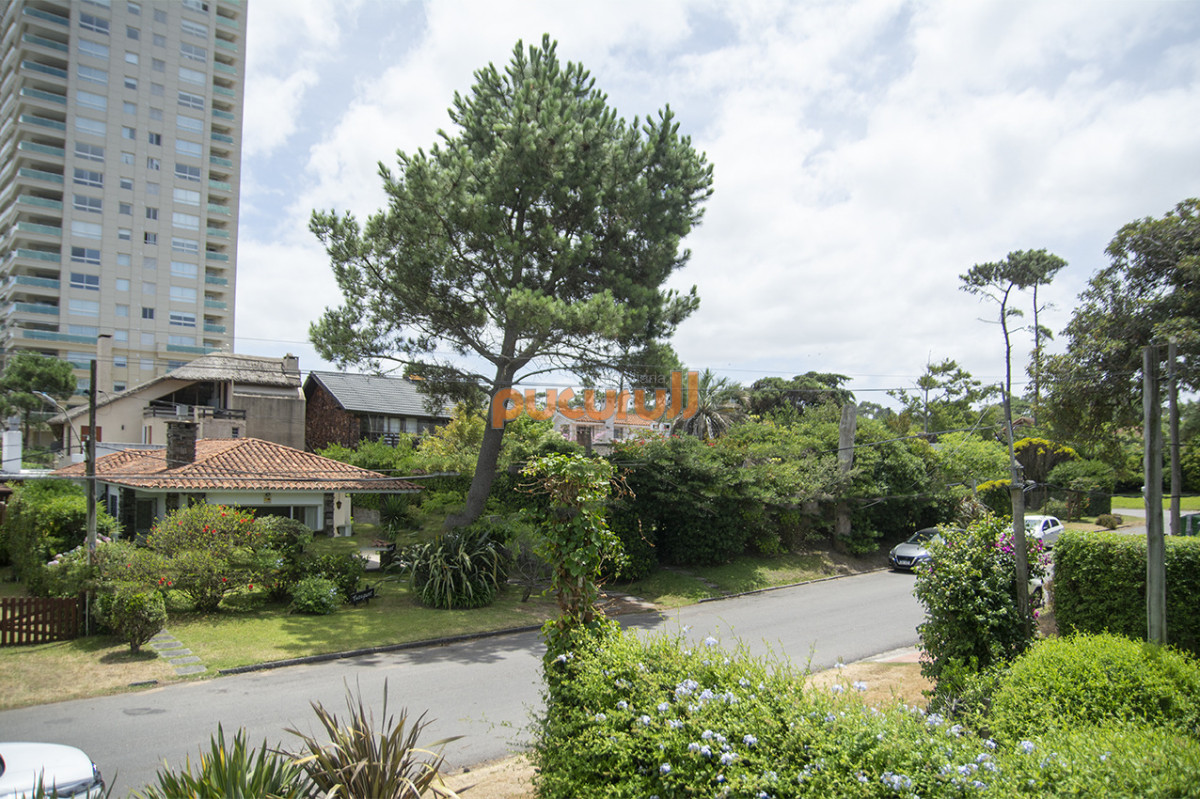 Casa ID.2603 - Excelente chalet de 5 dormitorios en venta a pasos de Playa Mansa Punta del Este