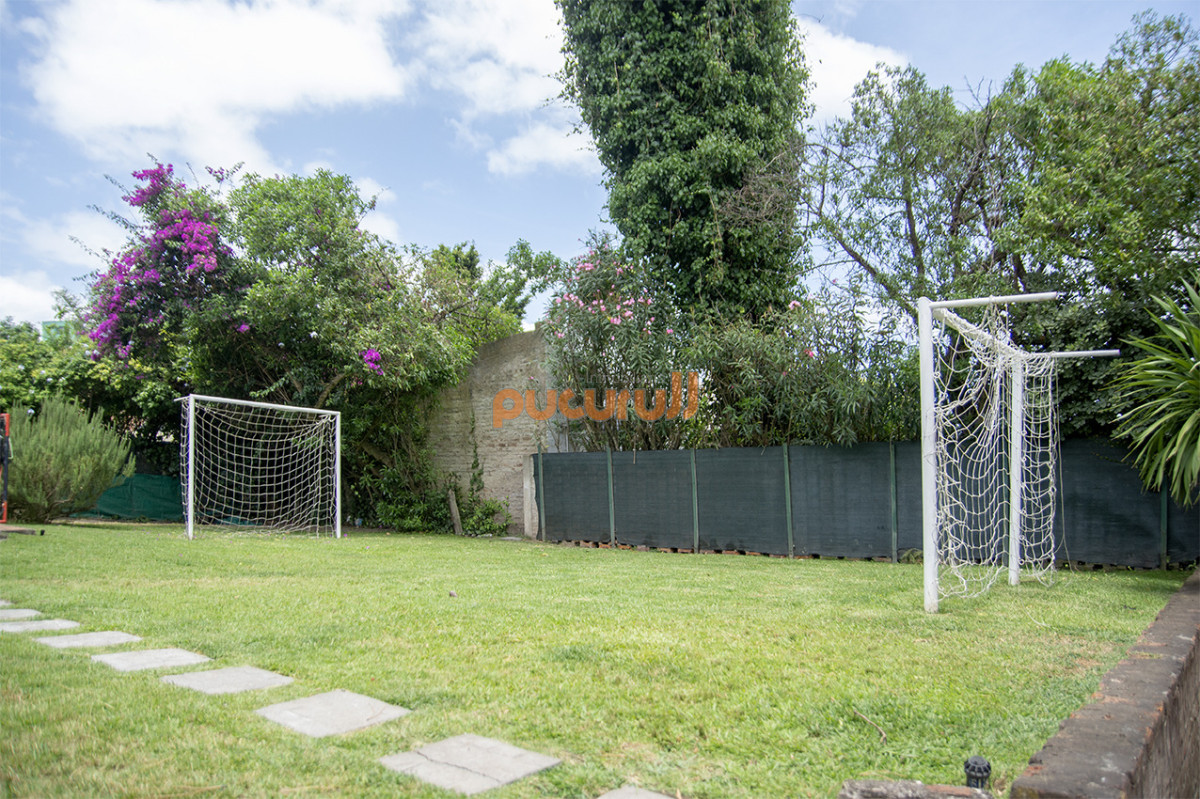 Casa ID.2603 - Excelente chalet de 5 dormitorios en venta a pasos de Playa Mansa Punta del Este