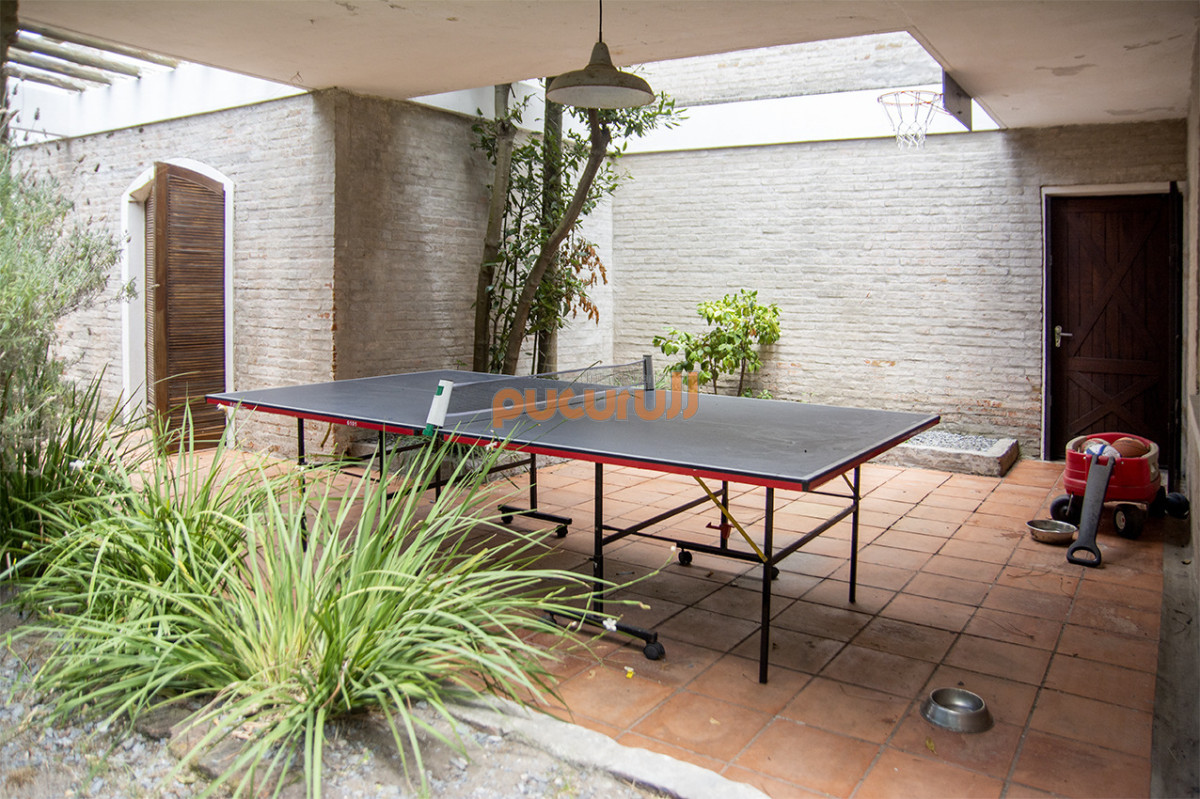 Casa ID.2603 - Excelente chalet de 5 dormitorios en venta a pasos de Playa Mansa Punta del Este