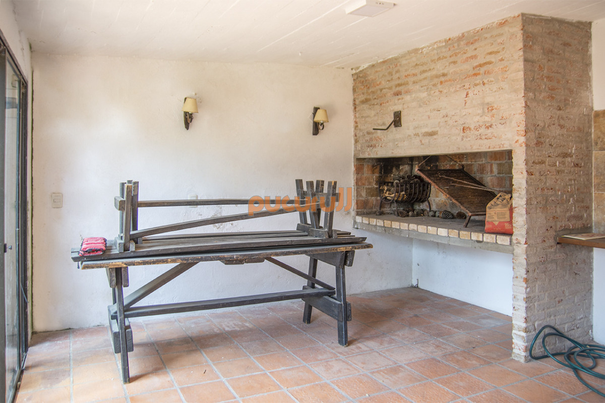 Casa ID.2603 - Excelente chalet de 5 dormitorios en venta a pasos de Playa Mansa Punta del Este