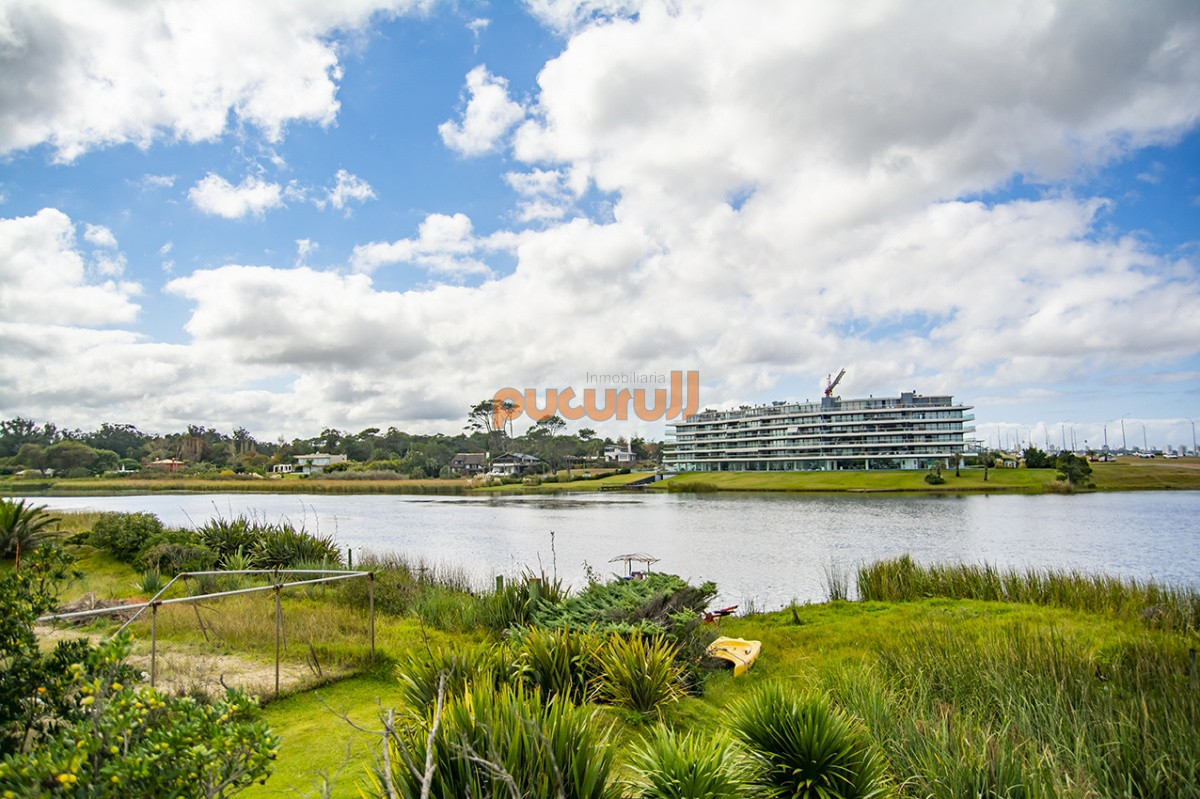 Apartamento ID.2651 - Invierta con financiación en espectacular torre con vista a la laguna y el mar. 