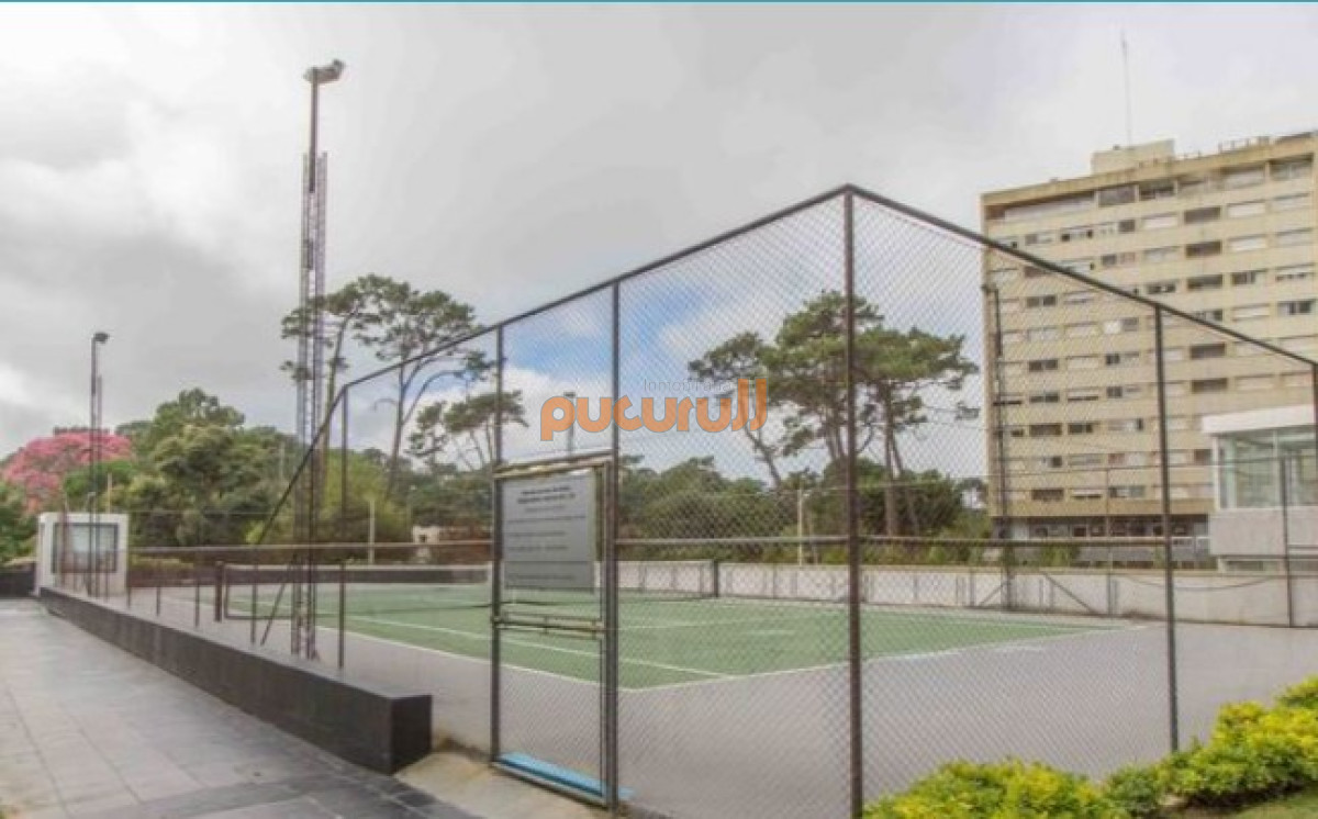 Apartamento ID.2916 - Vende apto de 2 dormitorios con vista al mar en Punta del este