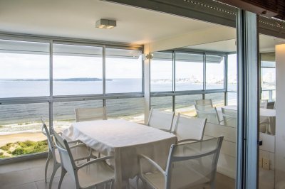 Divino Apartamento reciclado en  Venta Primera Linea, 2 dormitorios y servicio