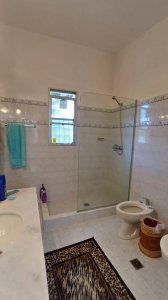 vende casa en zona comercial en lugano - punta del este - mch12624c