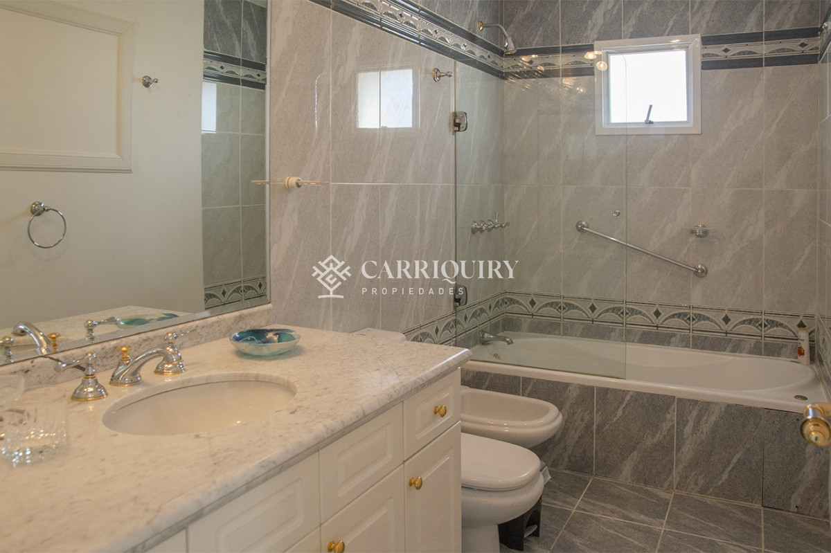 Apartamento ID.6967 - Departamento de 3 dormitorios en venta frente a Playa Mansa, Coral Tower