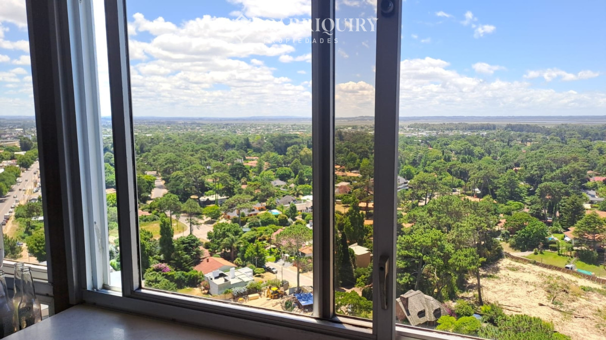 Apartamento ID.10222 - Vende apartamento de 2 dormitorios más servicio en Punta del Este 