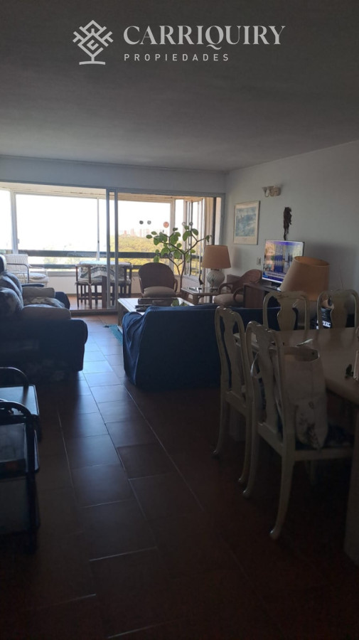 Apartamento ID.10222 - Vende apartamento de 2 dormitorios más servicio en Punta del Este 