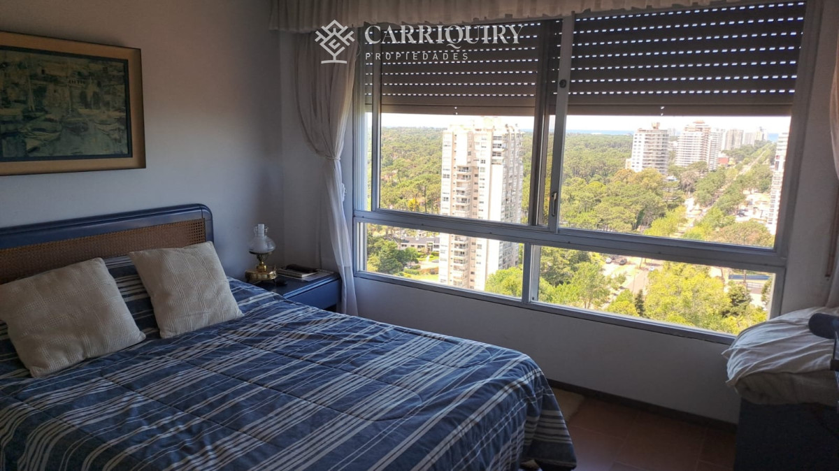 Apartamento ID.10222 - Vende apartamento de 2 dormitorios más servicio en Punta del Este 