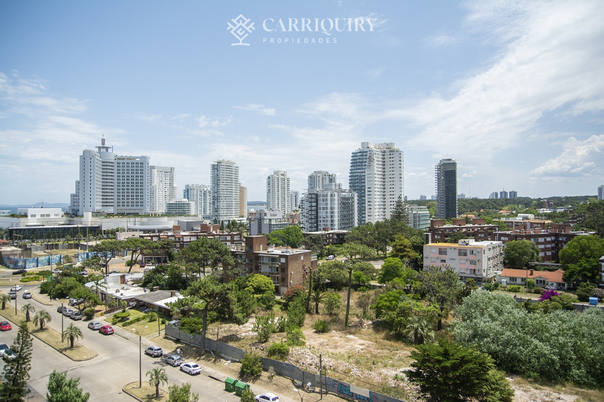 Apartamento ID.5667 - Vende apartamento de 2 dormitorios y medio en Chiverta, Reciclado completo. Punta del Este 