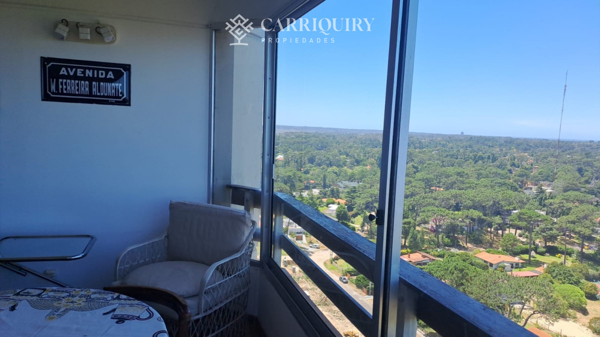 Apartamento ID.10222 - Vende apartamento de 2 dormitorios más servicio en Punta del Este 