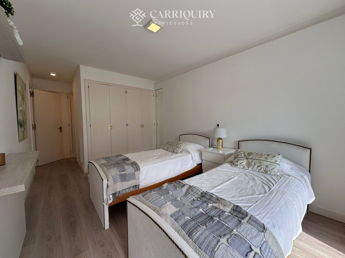 Apartamento ID.9577/Departamento-en-venta-en-Arenas-Blancas-con-vista-al-mar. - Se vende departamento de 4 dormitorios , Playa brava, Esturion