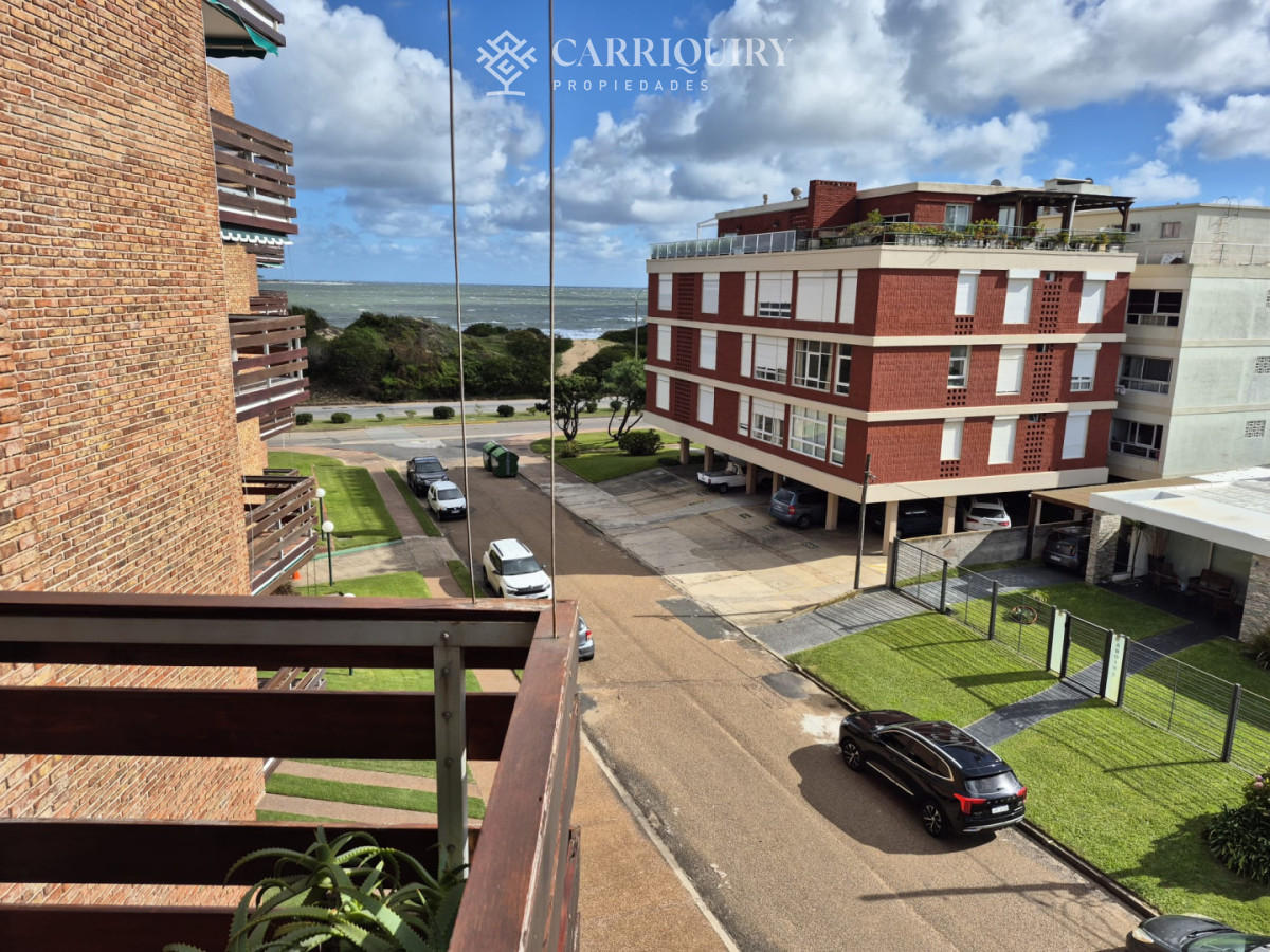 Apartamento ID.10084 - Apartamento en venta 2 dormitorios en Punta del Este. Primera línea mansa