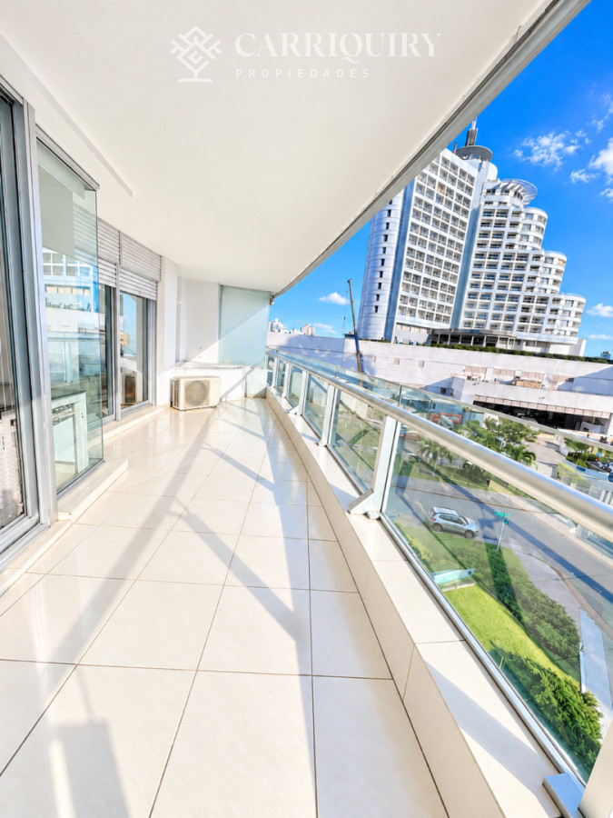 Apartamento ID.10705/Apartamento-en-Brava,-3-dormitorios- - Seasons Tower - Punta del Este, 2 dormitorios mas servicio