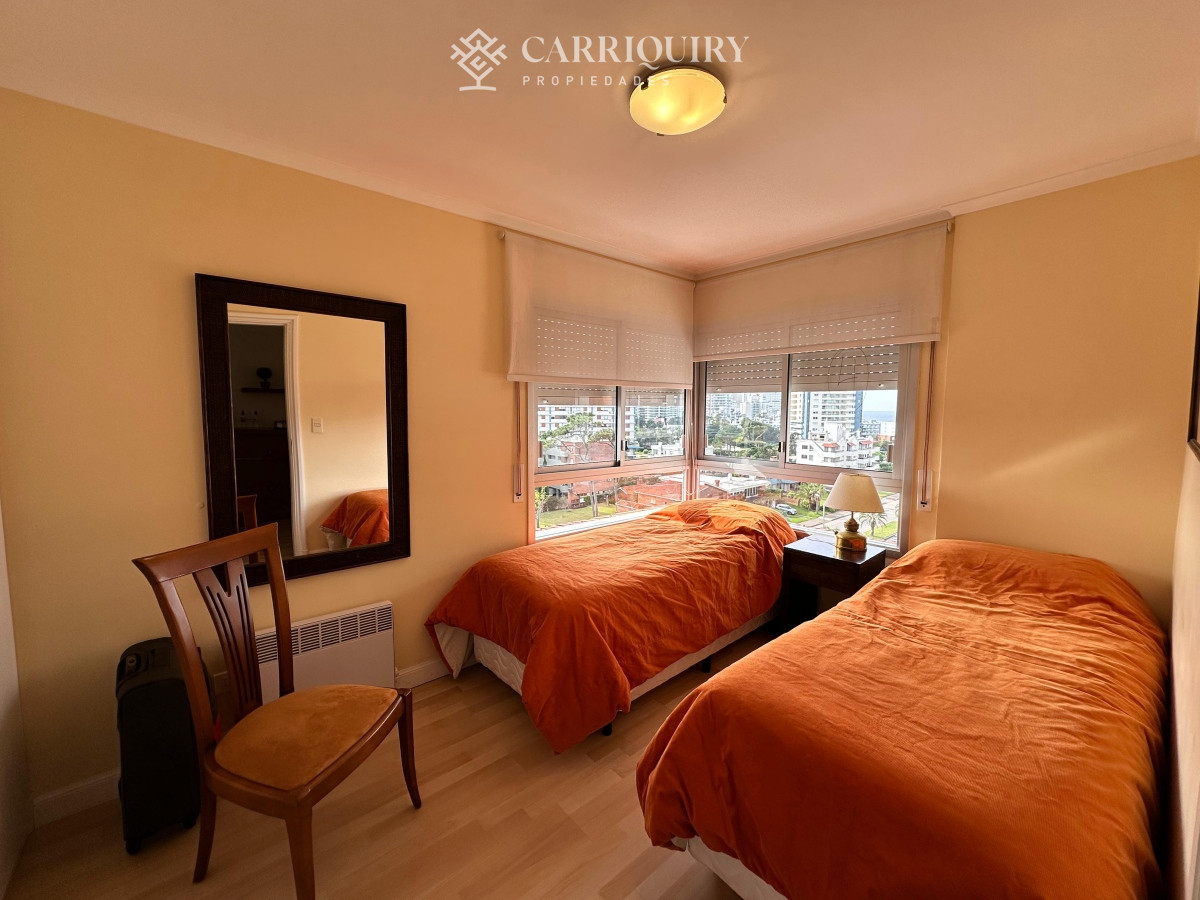 Apartamento ID.10101 - Apartamento de 2 dormitorios y medio en Playa Brava , Punta del este 