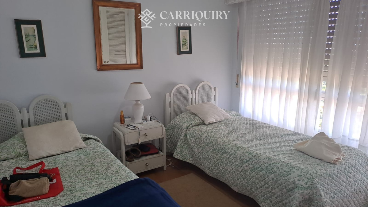 Apartamento ID.10222 - Vende apartamento de 2 dormitorios más servicio en Punta del Este 