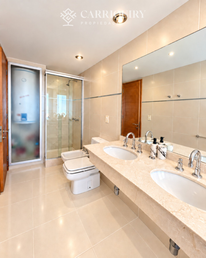 Apartamento ID.10705/Apartamento-en-Brava,-3-dormitorios- - Seasons Tower - Punta del Este, 2 dormitorios mas servicio