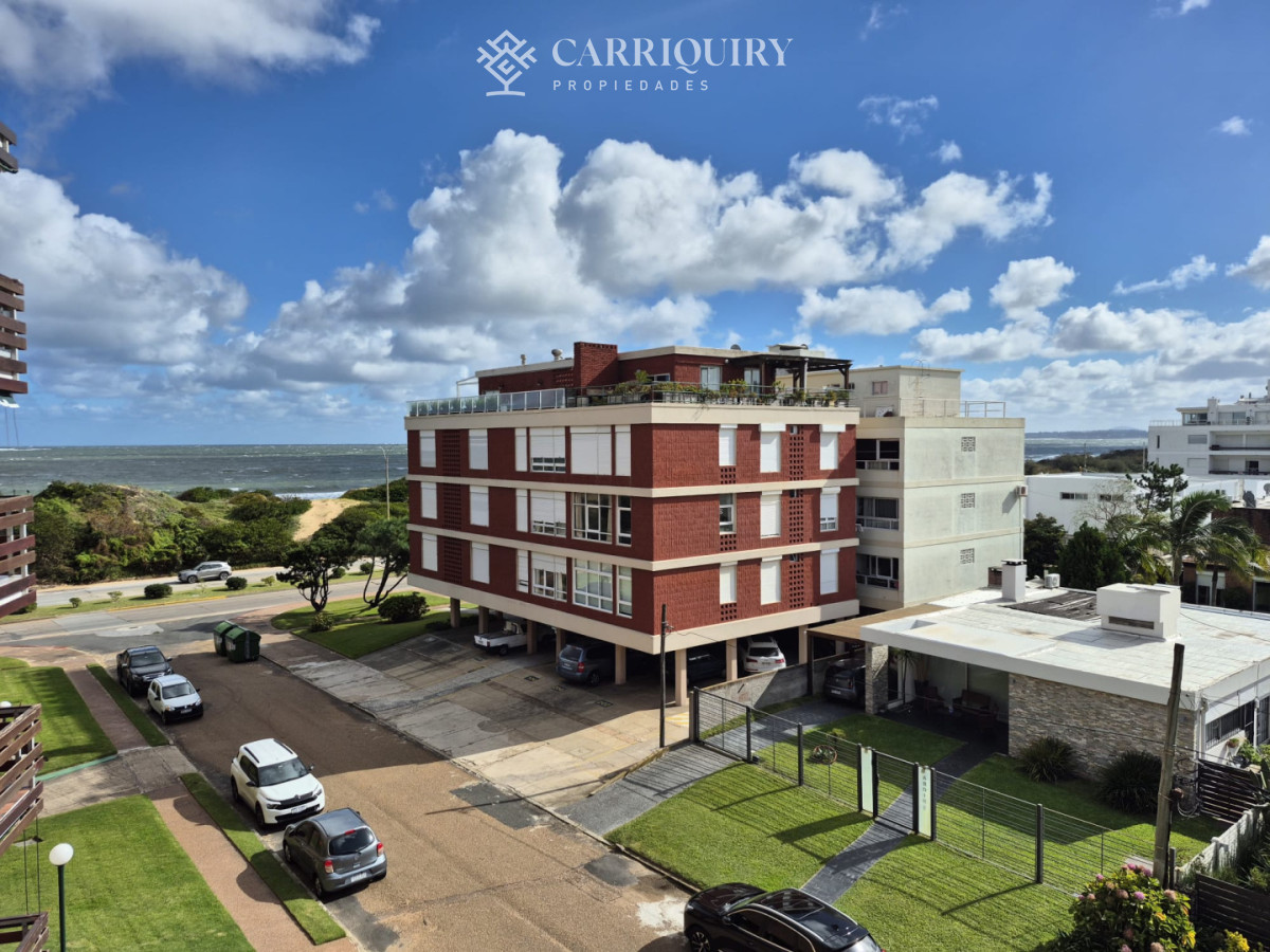 Apartamento ID.10084 - Apartamento en venta 2 dormitorios en Punta del Este. Primera línea mansa