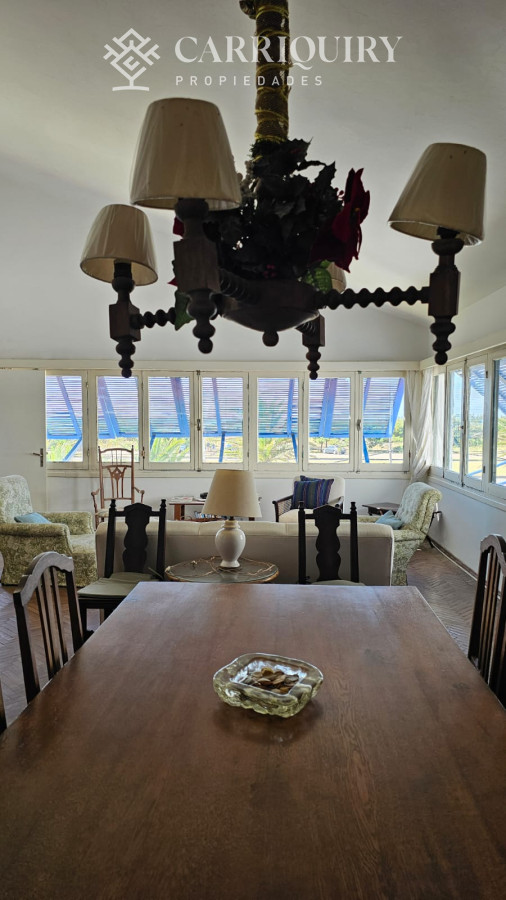 Casa ID.9600/Casa-en-Mansa,-5-dormitorios-ABIERTO-A-NEGOCIOS,-TOMA-TERRENO-O-APARTAMENTOS-.PUEDE-FINANCIAR-40-CON-INTERES - Importante residencia frente al mar en venta.
