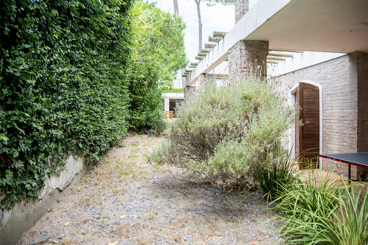 Casa ID.9504/Casa-Moderna-3-Punta-shopping-en-venta- - Excelente chalet de 5 dormitorios en venta a pasos de Playa Mansa Punta del Este